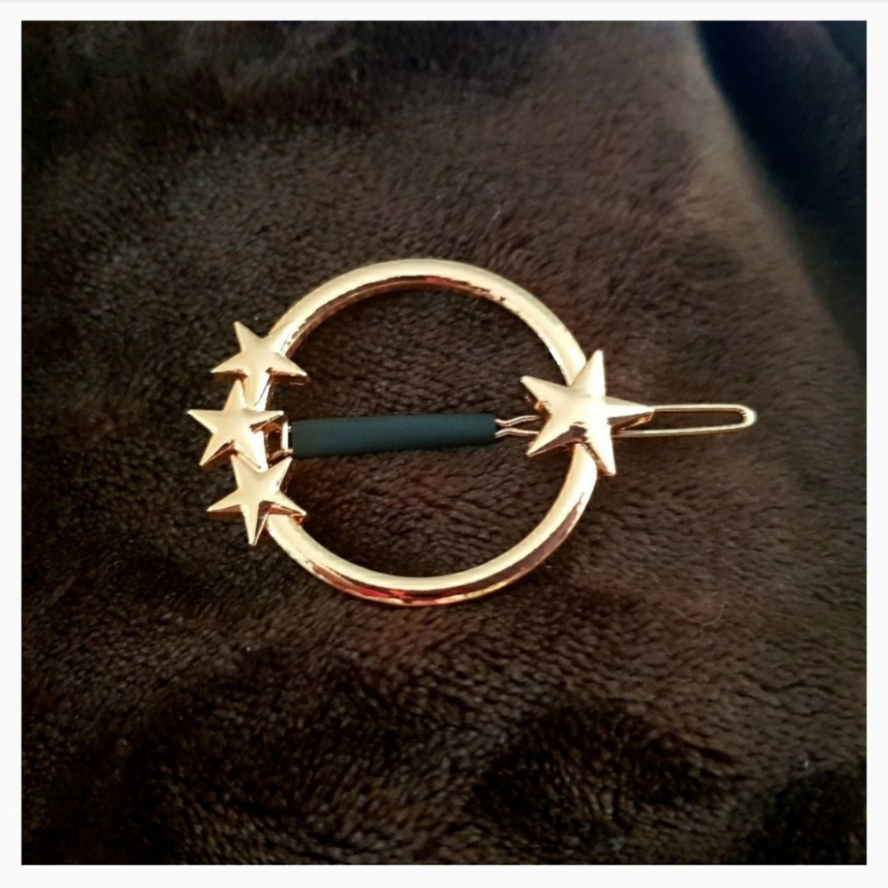 🍭💗Circle with Stars Pin (Gold finish) - Picture 4 of 4